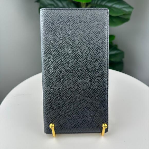 B114 💎✨Authentic Louis Vuitton Brazza Black Taiga Wallet - Picture 1 of 7